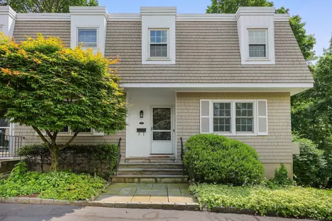 172 Summer St #D, New Canaan, CT 06840