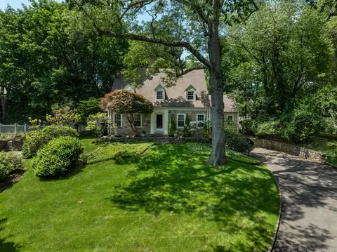 330 Emery Dr E, Stamford, CT 06902