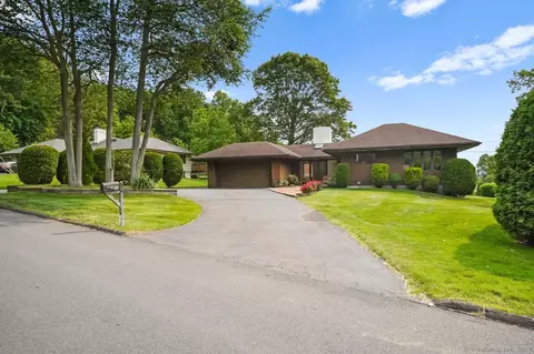 21 Country Club Dr, Hamden, CT 06514