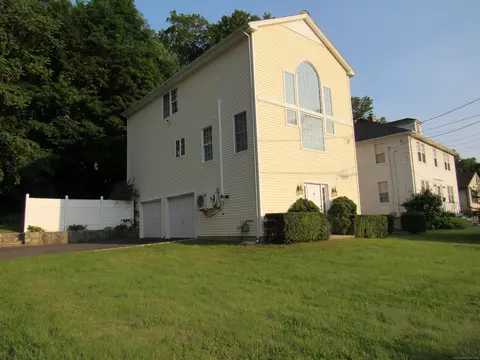 3 Richard St, Ansonia, CT 06401