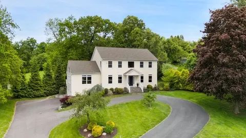 8 Meadowview Dr, Brookfield, CT 06804