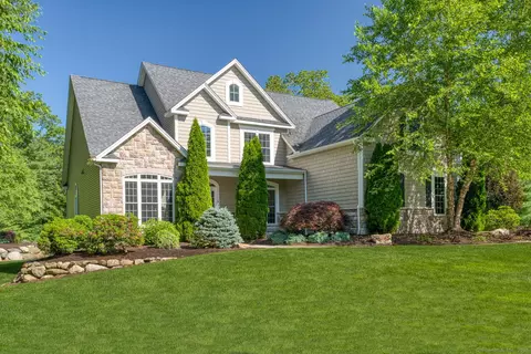 49 Jonathan Trl, Glastonbury, CT 06033