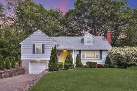52 Live Oak Ln, Meriden, CT 06450