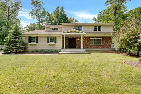 19 Maplecrest Dr, Danbury, CT 06811