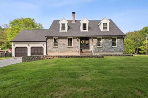 1 Spinnaker Rd, Waterford, CT 06385