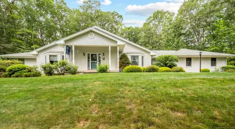 14 Crane Pl, Simsbury, CT 06070