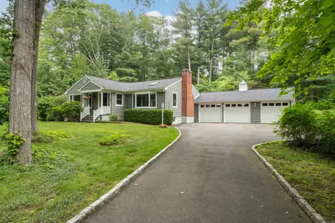 15 Hallsey Ln, Woodbridge, CT 06525