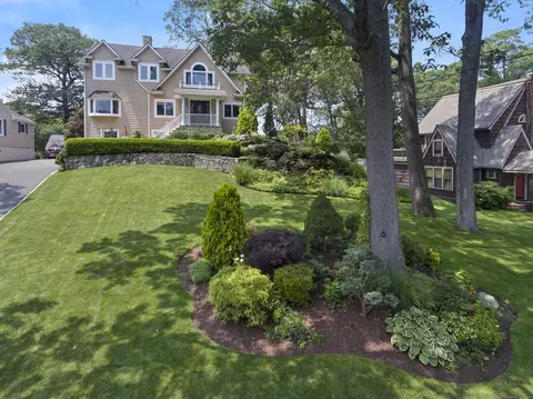 42 Woodledge Rd, Stamford, CT 06907