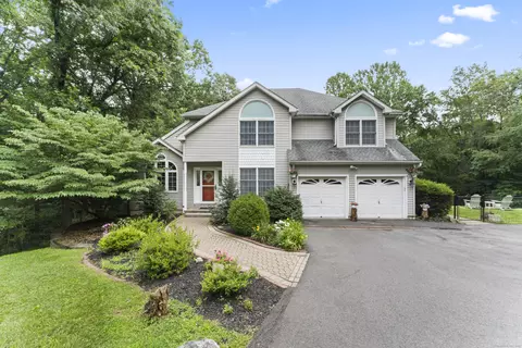 17 Raven Crest Dr, Bethel, CT 06801