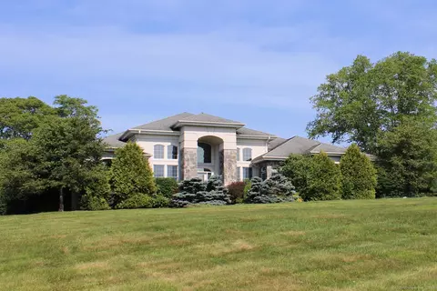 11 Pheasant Ridge Rd, Newtown, CT 06470