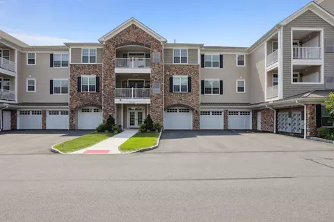 231 Brookside Ct #231, Newtown, CT 06470