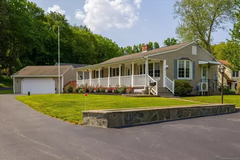 17 Daggett St, Moosup, CT 06354