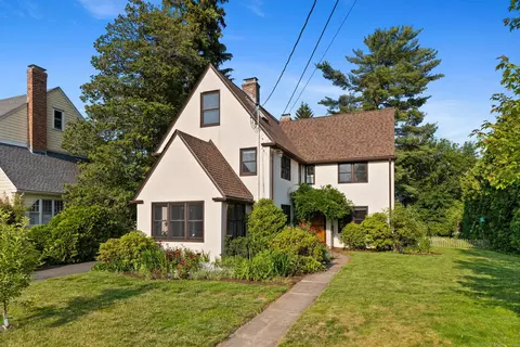 46 Auburn Rd, West Hartford, CT 06119