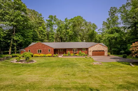 5 Stone Wall Ln, Woodbridge, CT 06525