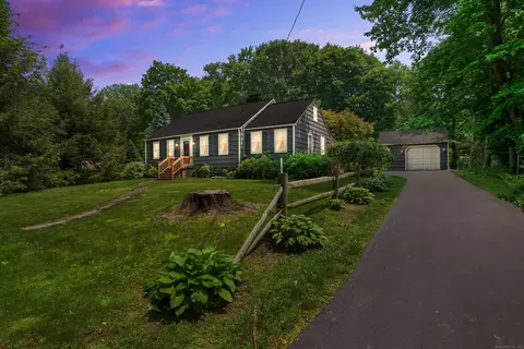 2 Stowe Pl, Trumbull, CT 06611