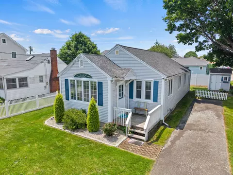 41 Gorton Ave, Old Lyme, CT 06371