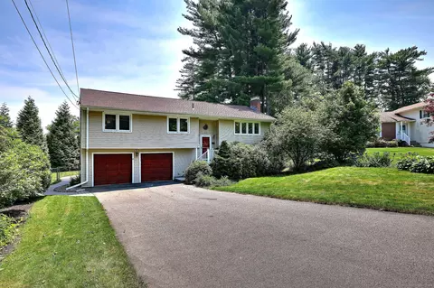 17 Farmstead Ln, West Hartford, CT 06117