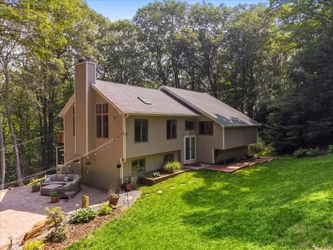 2 Round Hill Rd, Shelton, CT 06484