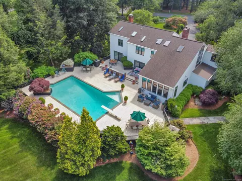8 Hedgerow Cmn, Weston, CT 06883