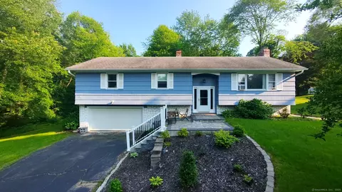 15 Brookhedge Rd, Trumbull, CT 06611