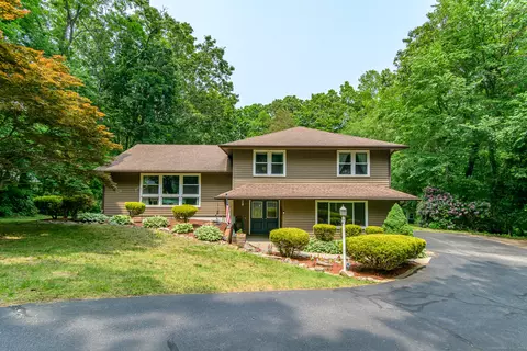 17 Chris Dr, Uncasville, CT 06382