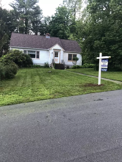 50 Richard Dr, Hamden, CT 06514