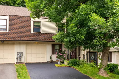 26 Schoolhouse Xing #26, Wethersfield, CT 06109