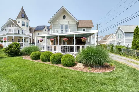 7 Crescent Ave, Niantic, CT 06357