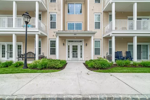 802 Center Meadow Ln #802, Danbury, CT 06810