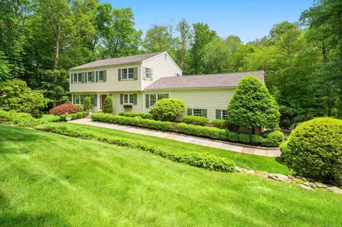 37 Woodridge Cir, New Canaan, CT 06840