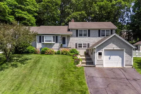 31 Wildwood Dr, Branford, CT 06405