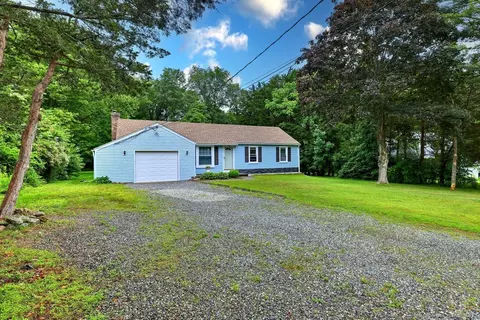 17 Brush Hill Rd, Clinton, CT 06413