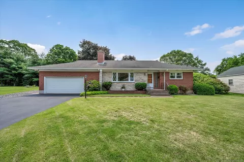 6 Woodlawn Dr, Cromwell, CT 06416