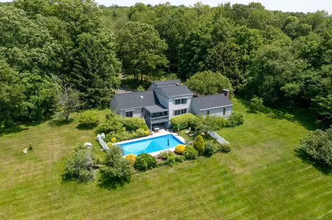 173 Beach Hill Rd E, Bridgewater, CT 06752