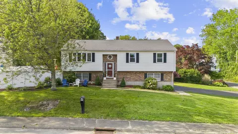 8 Hidden Pond Dr, Waterbury, CT 06704