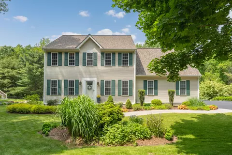 29 Yorkshire Dr, Waterford, CT 06385