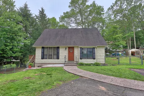 24 Cadbury Pl, Naugatuck, CT 06770
