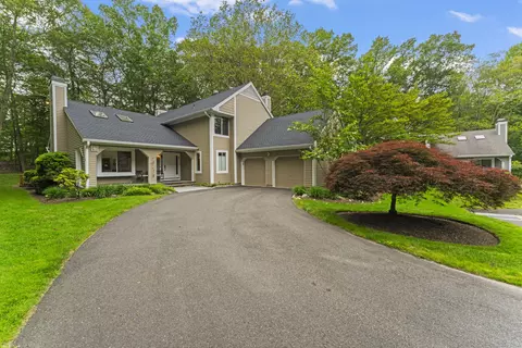 12 Alfred Ln, Stamford, CT 06902