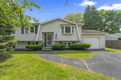 17 Chelsea Cir, Milford, CT 06460