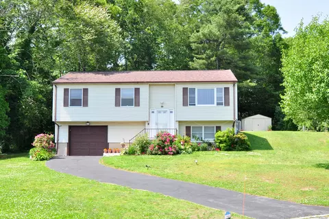 8 Pons Rd, Mystic, CT 06355