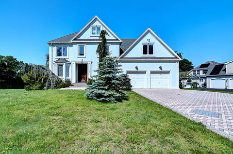 125 Waverly Dr, Newington, CT 06111