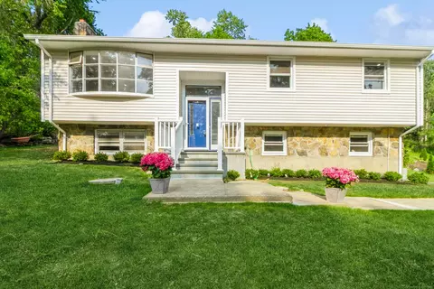 8 Laurel Dr, Brookfield, CT 06804