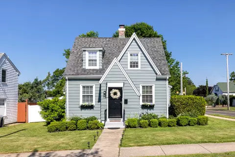 32 Holcomb St, West Haven, CT 06516