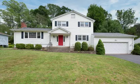 140 Braeside Dr, Hamden, CT 06514