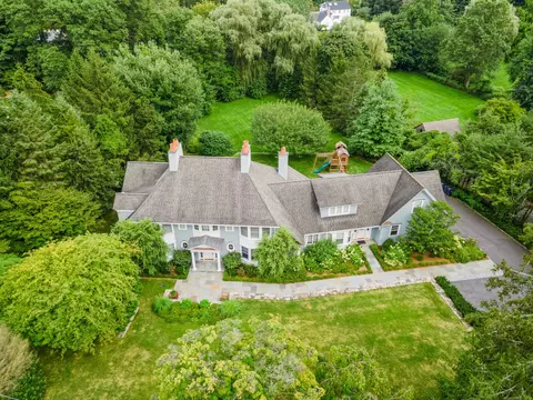 2 Sparrow Ln, Greenwich, CT 06830