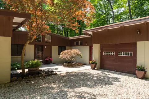 120 Highwoods Dr, Guilford, CT 06437