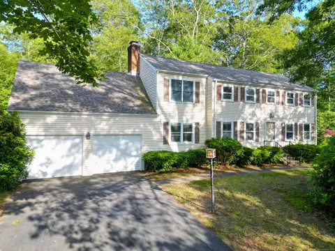 22 Trumbull Rd, Waterford, CT 06385