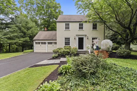 3 Taunton Ln, Newtown, CT 06470
