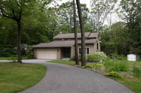 29 Lakeshore Dr, New Hartford, CT 06057