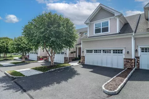 17 Brookside Ct #17, Newtown, CT 06470
